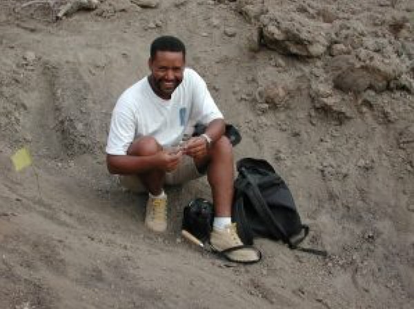 Zeresenay Alemseged en Dikika, Etiopía, en el sitio donde descubrió los restos de Selam (Foto: cortesía de la Universidad de Chicago)