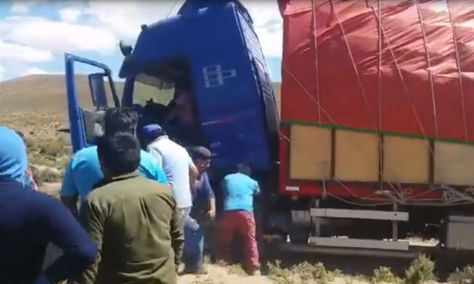 Camión chileno con contrabando que fue interceptado por militares y aduaneros bolivianos.