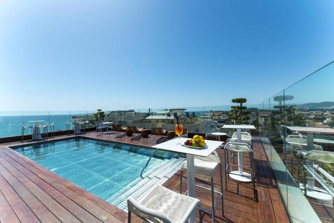 El MiM cuenta con una azotea con piscina en la que los clientes tienen una vista panorámica de la playa