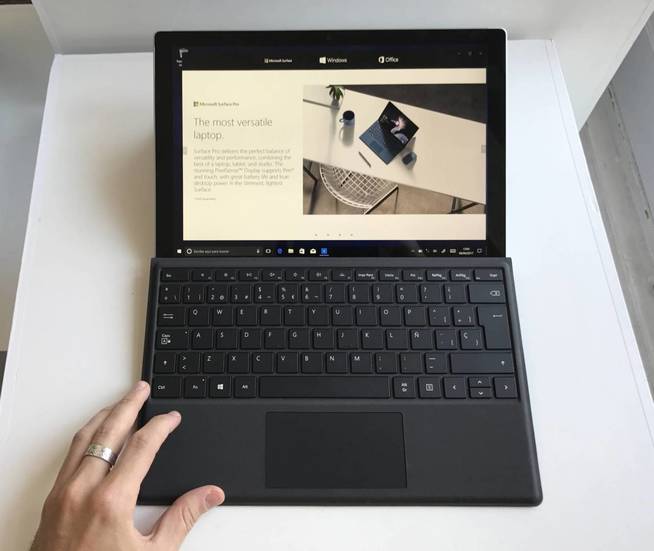 La Surface Pro, mostrada con su máxima inclinación. (J. E.)