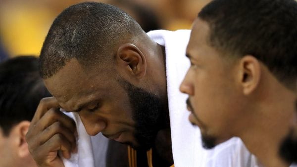 LeBron James tendrá que decidir si se queda en los Cleveland Cavaliers o se marcha a otro equipo (Getty Images)