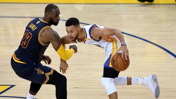 LeBron James defendiendo a Stephen Curry en las Finales de la NBA (AFP)