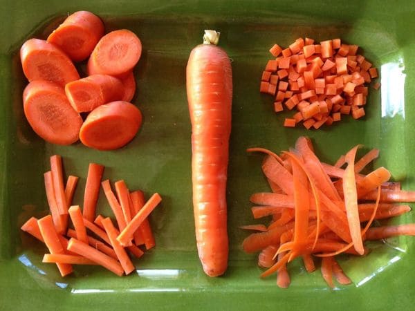 Cuatro maneras de preparar una zanahoria: en pequeños cuadritos, en corte transversal diagonal, en cintas afeitadas y en forma de fósforo (Foto: Barbara Damrosch)