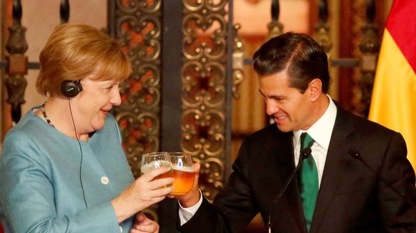 La canciller alemana Angela Merkel brindando con el presidente mexicano Enrique Pena Nieto antes de una cena en el Palacio Nacional de Ciudad de México (Reuters)