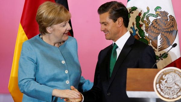 La canciller alemana Angela Merkel saluda al presidente de México Enrique Pena Nieto tras una rueda de prensa en el Palacio Nacional de Ciudad de México (Reuters)