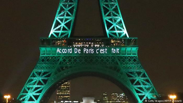 Frankreich Eifelturm im Zuge des COP21 Pariser Klimaabkommen 2016 grün erläuchtet (Getty Images/AFP/P. Kovarik)