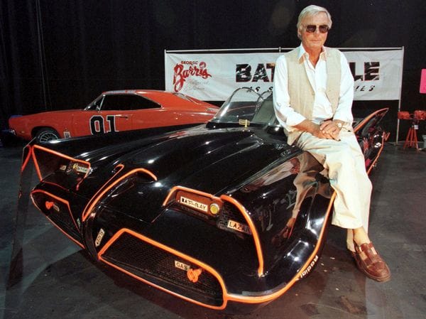 Adam West posando con el Batimóvil (Reuters)