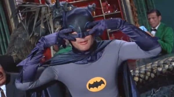 Un clásico gesto de Adam West como Batman