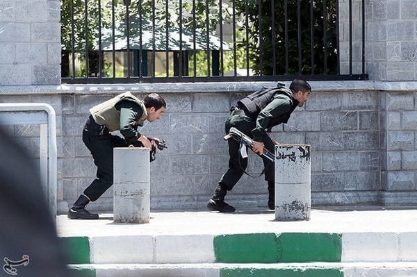 Fuerzas del Gobierno iraní durante el ataque que dejó 17 muertos en el Parlamento y el mausoleo del Ayatollah Khomeini (Reuters)