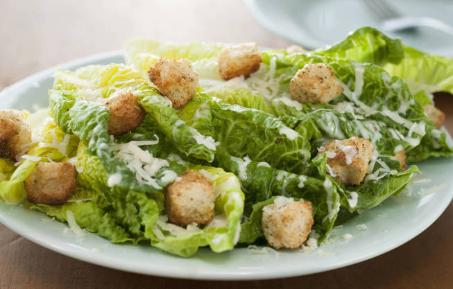 ¿Qué puede haber de malo en una ensalada César? (Tetra Images/Corbis)