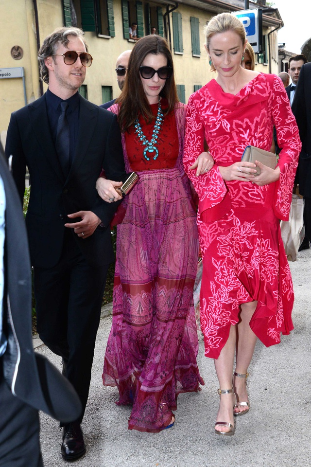 Anne Hataway llega a la boda con su pareja, Adam Shulman, y la actriz Emily Blunt.
