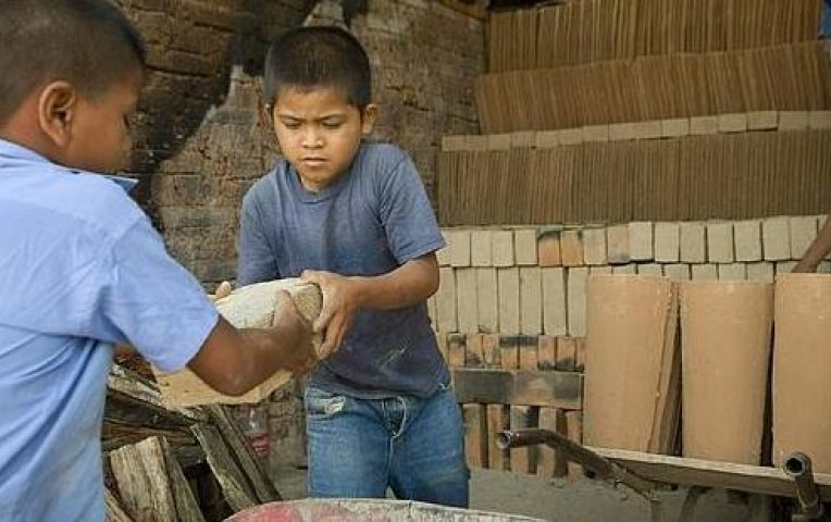 Resultado de imagen de a niñez de la explotación y trabajo forzado