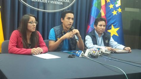 El Ministro de Vivienda, Javier Delgadillo (centro), durante una conferencia de prensa el viernes. 