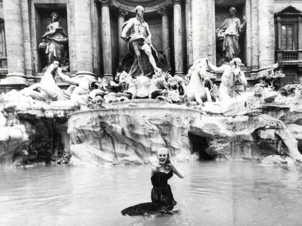La actriz Anita Ekberg en la Fontana di Trevi en una escena de película de Fellini “La dolce vita”