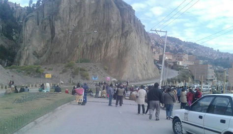 Bloqueo en ciudad La Paz por juntas vecinales en rechazo a la Ley de Fiscalización.
