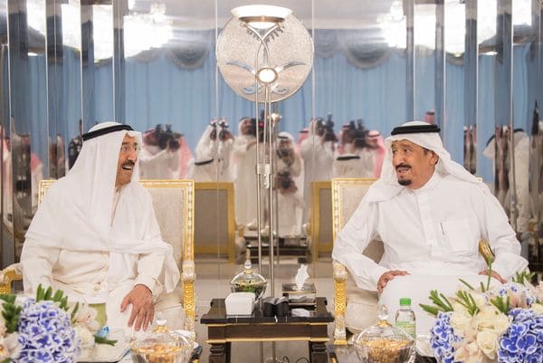 El emir de Kuwait y el rey saudita discuten la crisis en el Golfo (Reuters)