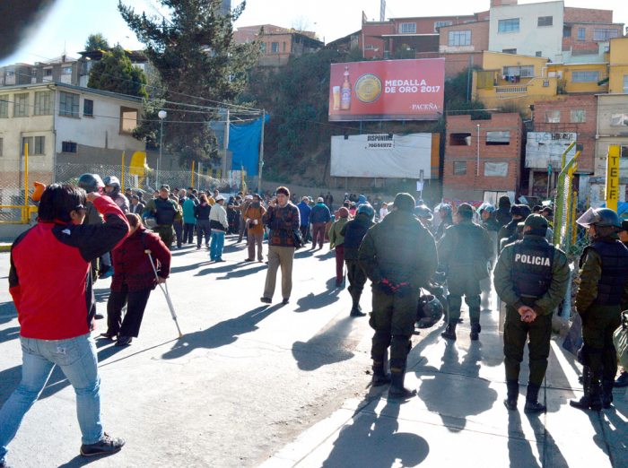 La ciudad de La Paz vivió otra jornada de intolerancia y violencia de parte de algunos sectores, que encabezaron bloqueos y marchas, lo que causó perjuicios a la economía paceña ante la pasividad de la Policía.