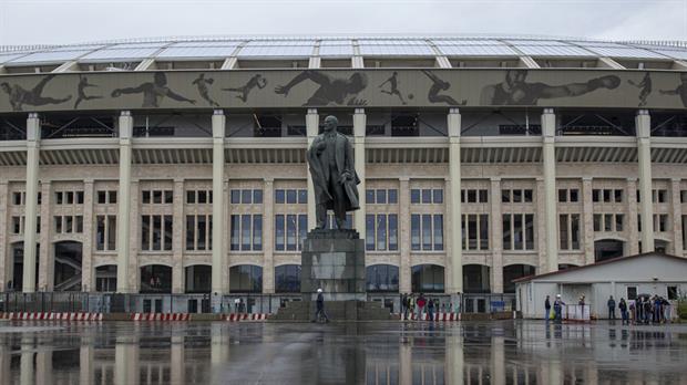 El monumental exterior del estadio Luzhniki, dónde se jugará dentro de un año el partido inaugural de Rusia 2018, con la estatua de Lenin como referencia ineludible