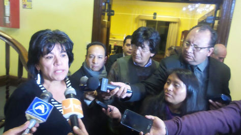 Katia Uriona, presidenta del TSE, en declaraciones a la prensa tras la reunión con Economía