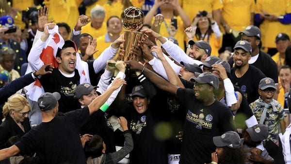 Esta temporada Golden State Warriors se quedó con el título, al vencer a Cleveland Cavaliers (Getty Images)