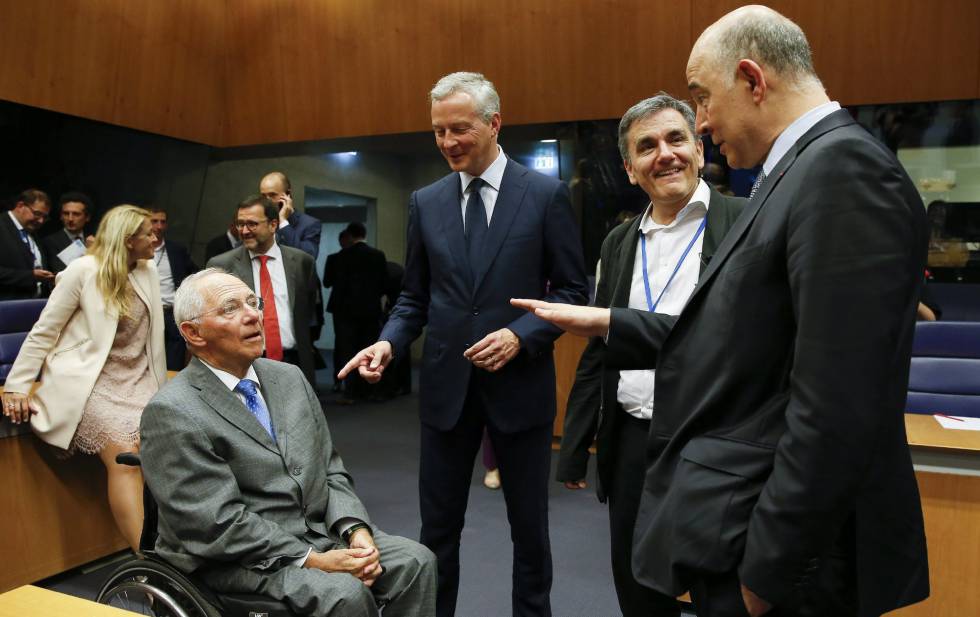 El ministro alemán de Finanzas, Wolfgang Schäuble, con sus homólogos francés, griego y europeo, en Luxemburgo.