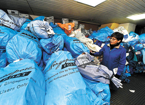 Envíos. Gran cantidad de paquetes son recepcionados y enviados por la Empresa de Correos de Bolivia. Foto: Miguel Carrasco