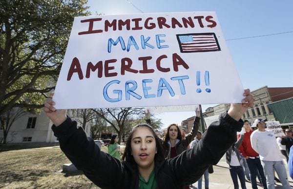 Desde la campaña electoral y sobre todo desde las órdenes ejecutivas de Donald Trump, los inmigrantes —con y sin documentos— tomaron medidas de protección. (AP Photo/LM Otero)