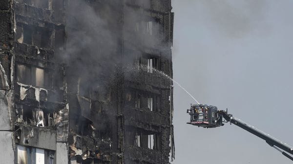 Los bomberos pasaron más de un día entero apagando el incendio (Reuters)