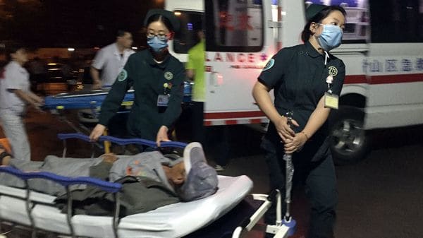 Médicos trasladan a uno de los heridos en el atentado del jardín de infantes en el este de China (Li Xiang/Xinhua via AP)