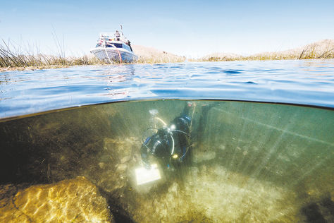 Buceadores trabajan en la búsqueda de los tesoros en el lago Titicaca.
