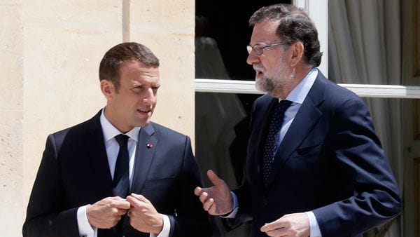 Emmanuel Macron junto a Mariano Rajoy el viernes (AFP)