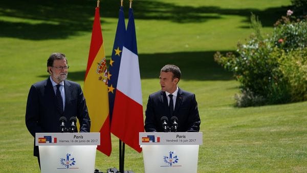 Los mandatarios español y francés durante una conferencia de prensa conjunta (AFP)