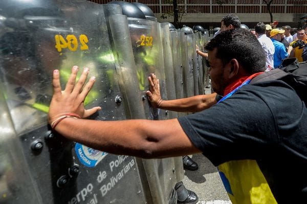 La policía militar chavista reprime brutalmente a los opositores hace dos meses