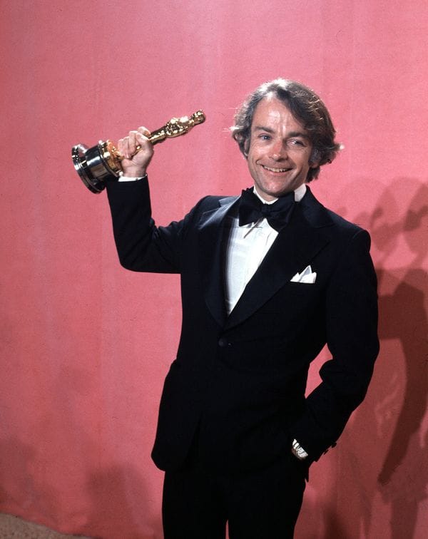 Avildsen al recibir la estatuilla del Oscar por Rocky en 1976. (AP Photo. File)