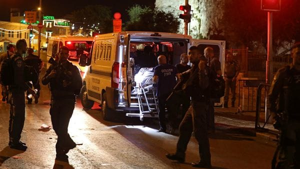 Un grupo de paramédicos se llevan los cuerpos de tres palestinos involucrados en el ataque en Israel. (Reuters)