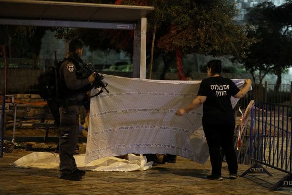 La policía cubre los cuerpos de los tres palestinos abatidos. (REUTERS)