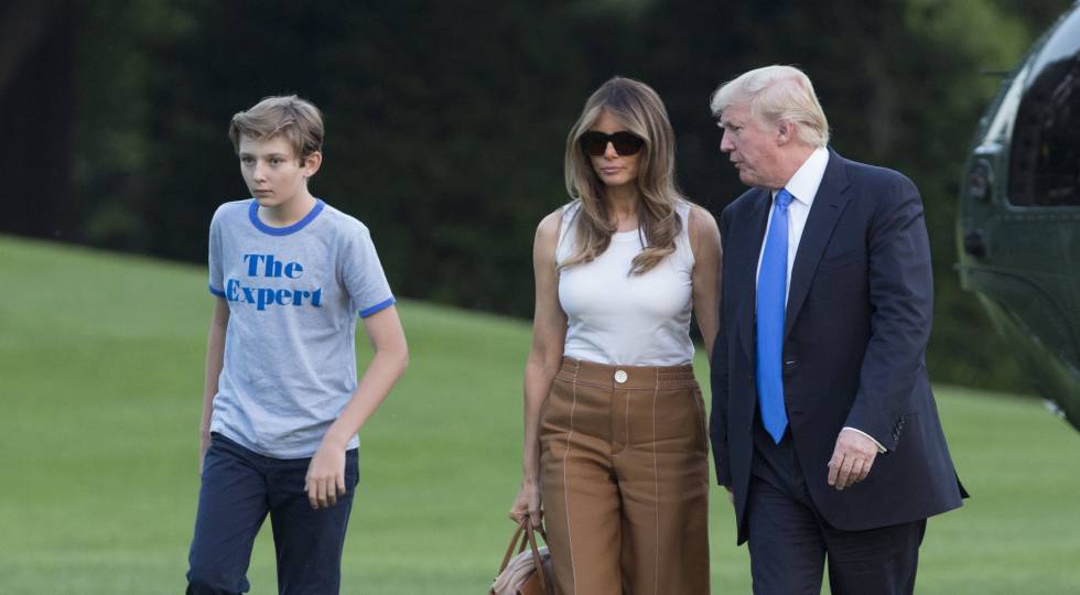 El presidente Donald Trump recibe a su mujer, Melania, y su hijo, Barron en la Casa Blanca el 11 de junio.