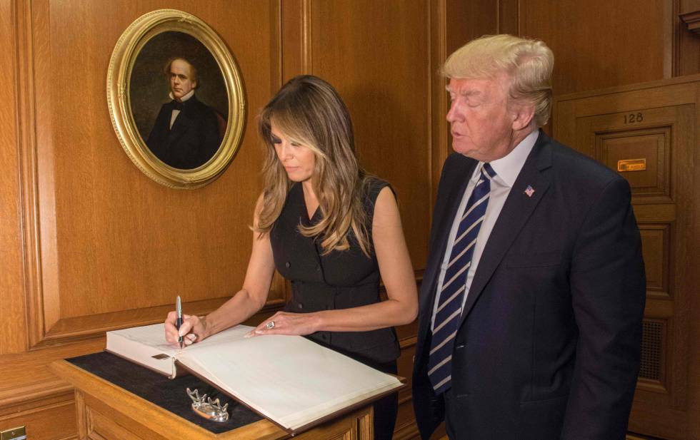 Melania Trump firma en el libro de visitantes de la Corte Suprema durante su visita de este jueves.