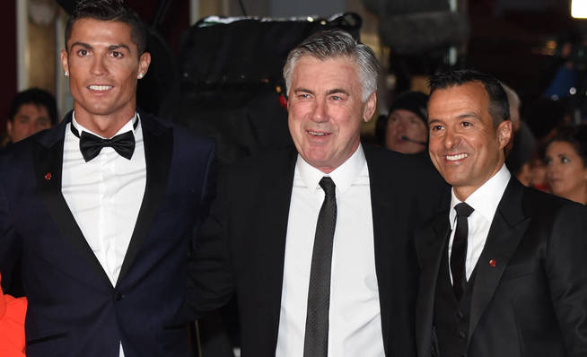 Cristiano Ronaldo, Carlo Ancelotti y Jorge Mendes. (Reuters)