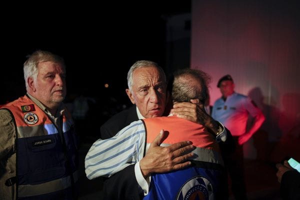 El presidente de Portugal Marcelo Rebelo de Sousa visitó el lugar de la tragegia.  (EFE/EPA/PAULO CUNHA)