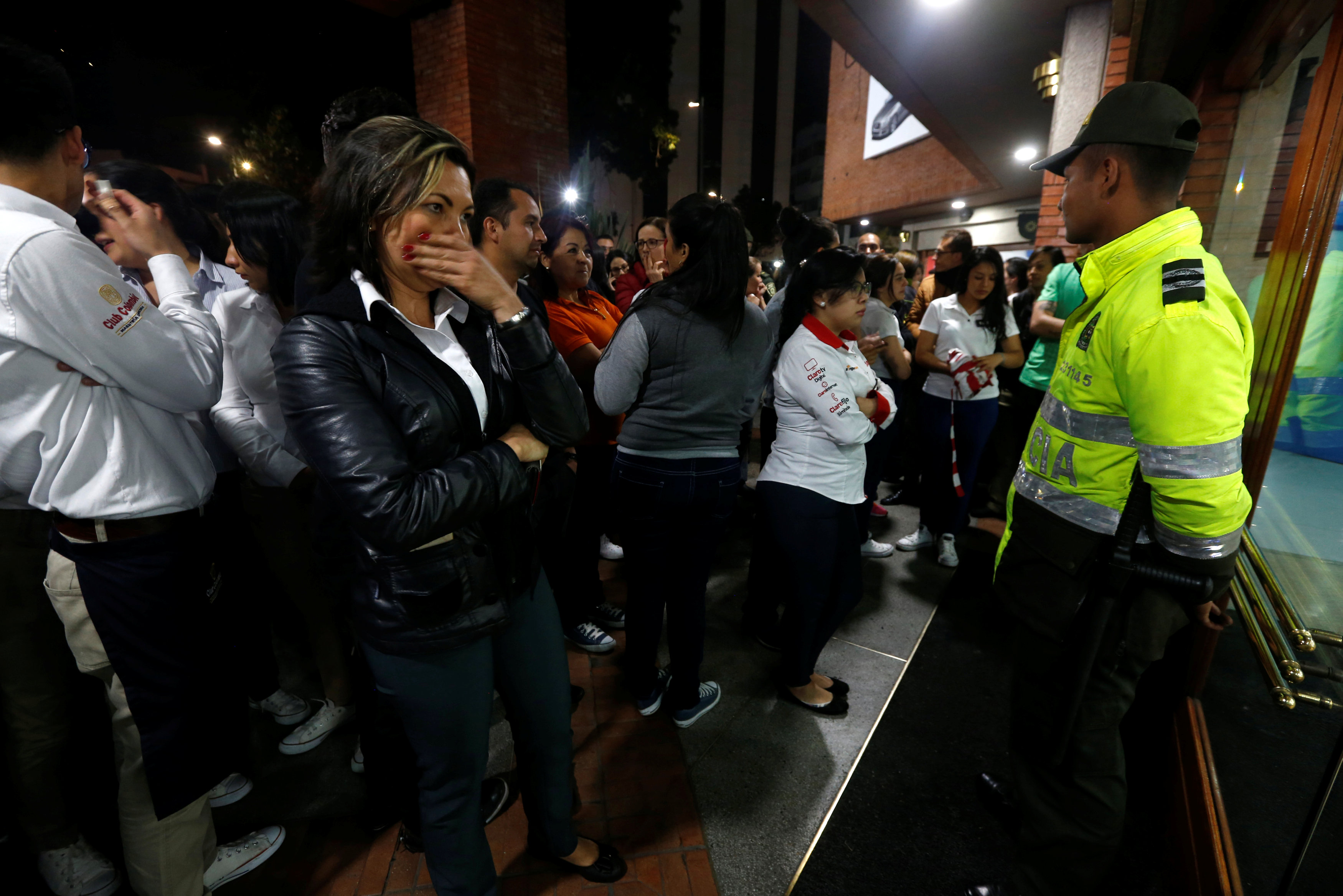Personas afuera del centro comercial. (REUTERS/Jaime Saldarriaga)