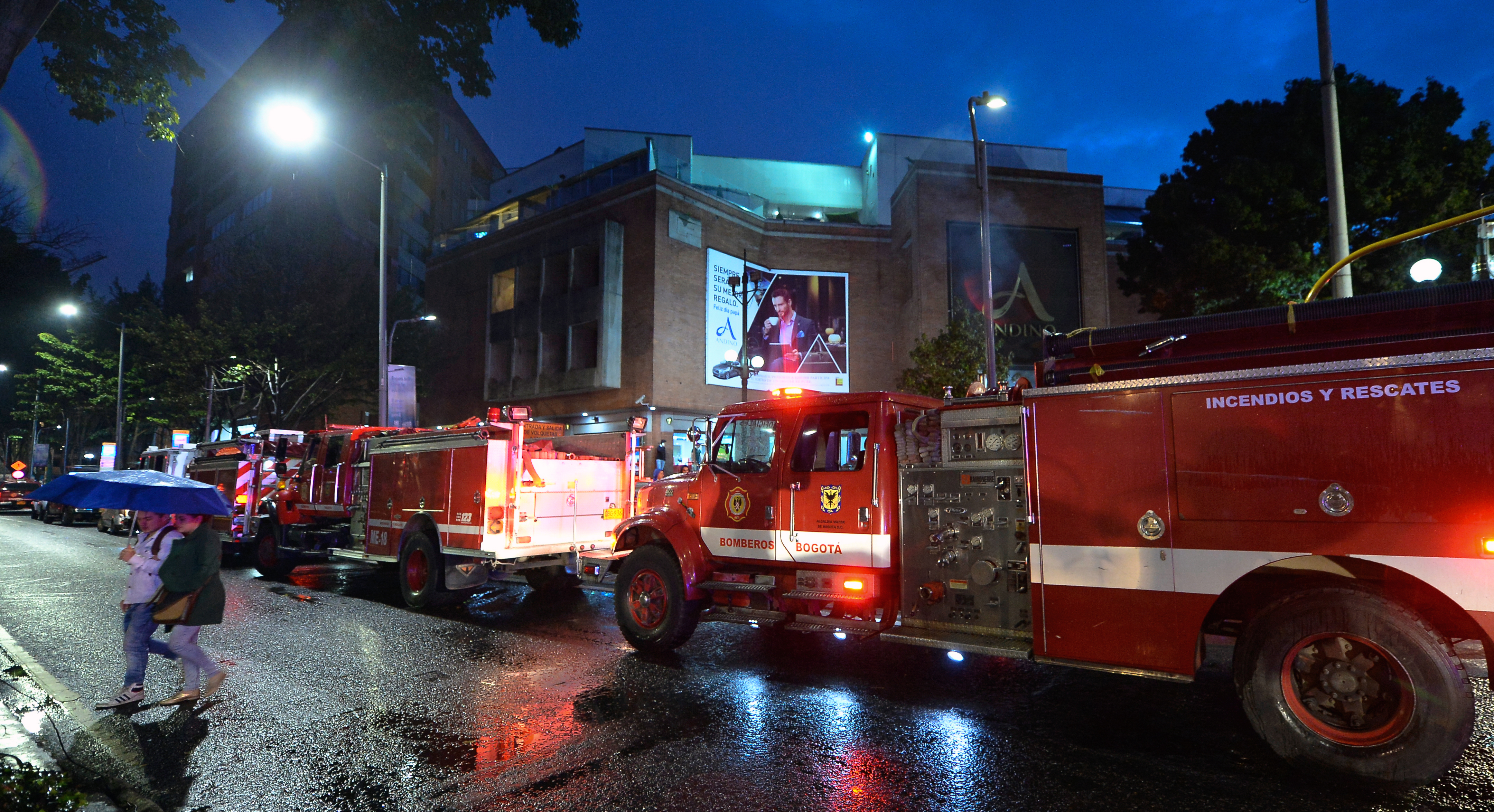 El cuerpo de bomberos de Bogotá acudió al lugar del atentado. (AFP PHOTO)