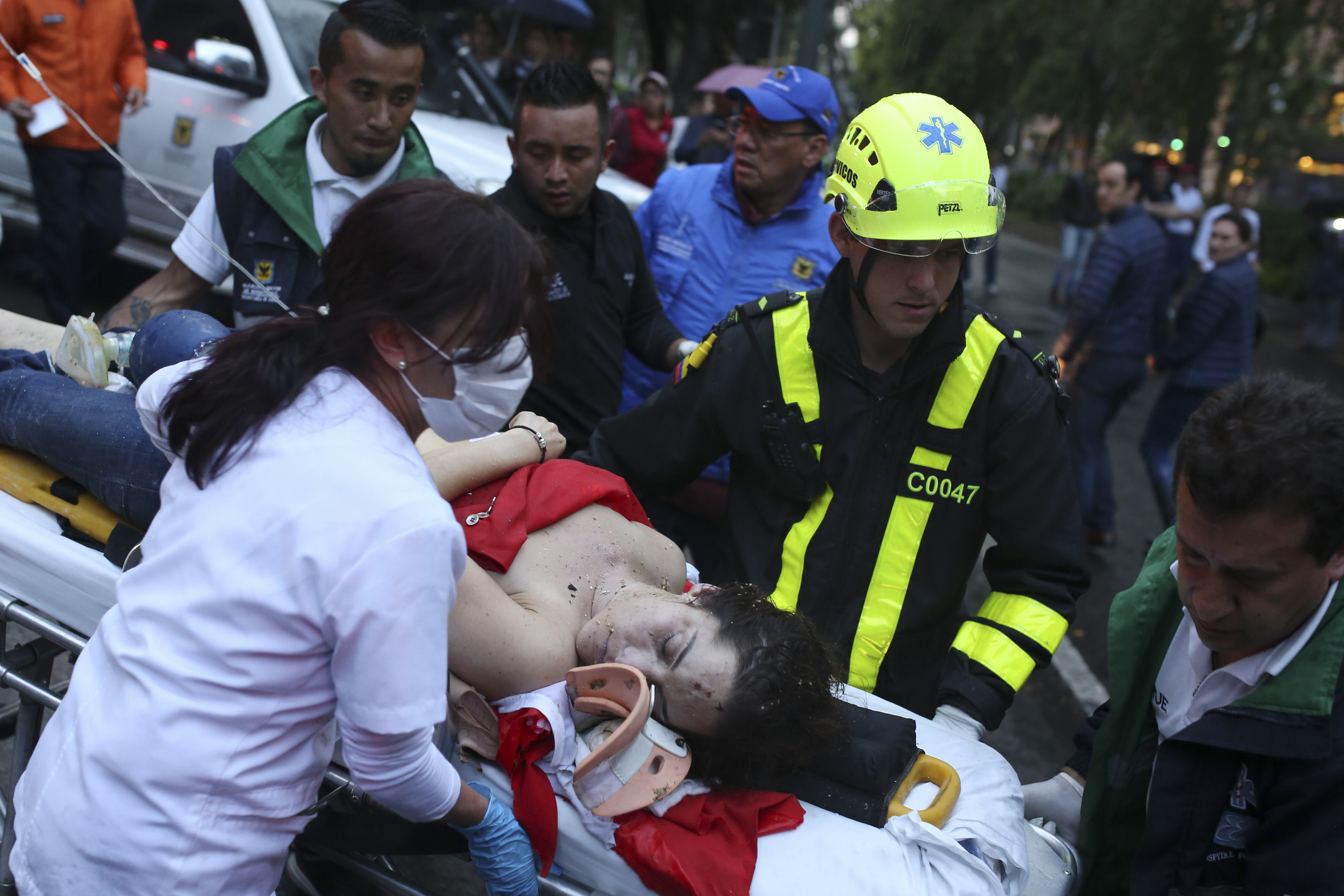 Una mujer herida es socorrida por los paramédicos. (AP Photo/Ricardo Mazalan)