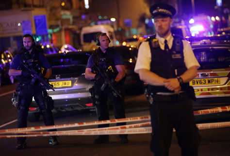 La Policía resguarda una calle en el área de Finsbury Park, al norte de Londres, donde un vehículo atropelló a varios peatones. Foto: AFP
