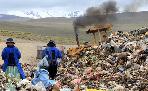 Trabajos de compactación de residuos en el relleno sanitario de El Alto. Foto: Agencia Municipal de Información.