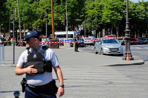 Agentes de la policía cierran vías cercanas a los Campos Elíseos en París. Foto: AFP