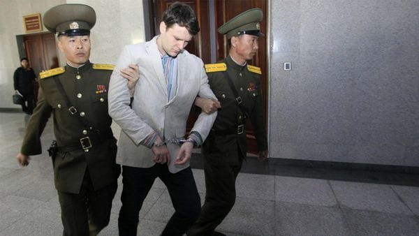Warmbier tras el juicio en el que fue condenado a 15 años de trabajos forzados