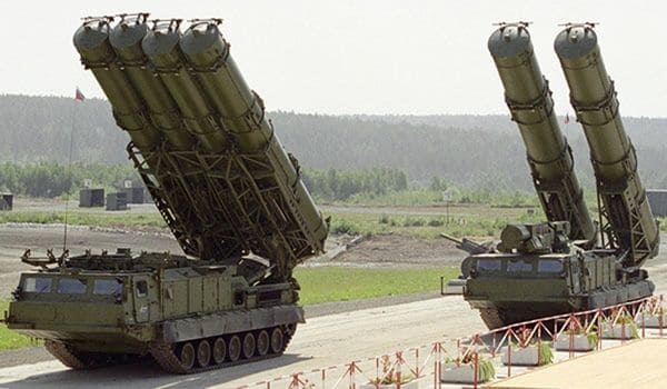 El sistema de misiles S-300 comenzó a producirse en los años 70s y es un producto de exportación de la industria de armas rusa. Es comparable al sistema Patriot estadounidense