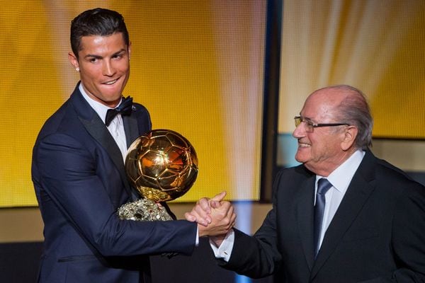 Cristiano Ronaldo recibe el Balón de Oro de parte de Joseph Blatter (Getty)
