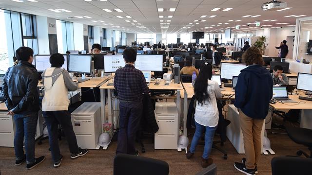 Empleados de la empresa japonesa de comercio electrónico y internet Rakuten mientras trabajan en su oficina en Tokio.